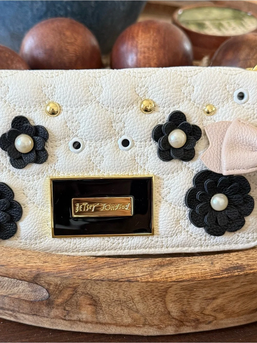 New Betsey Johnson Women’s Ivory & Black Zip Wallet Quilted Floral Appliques 3D